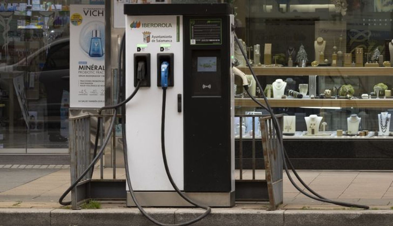 Cargador de coche eléctrico en el paseo de la Estación