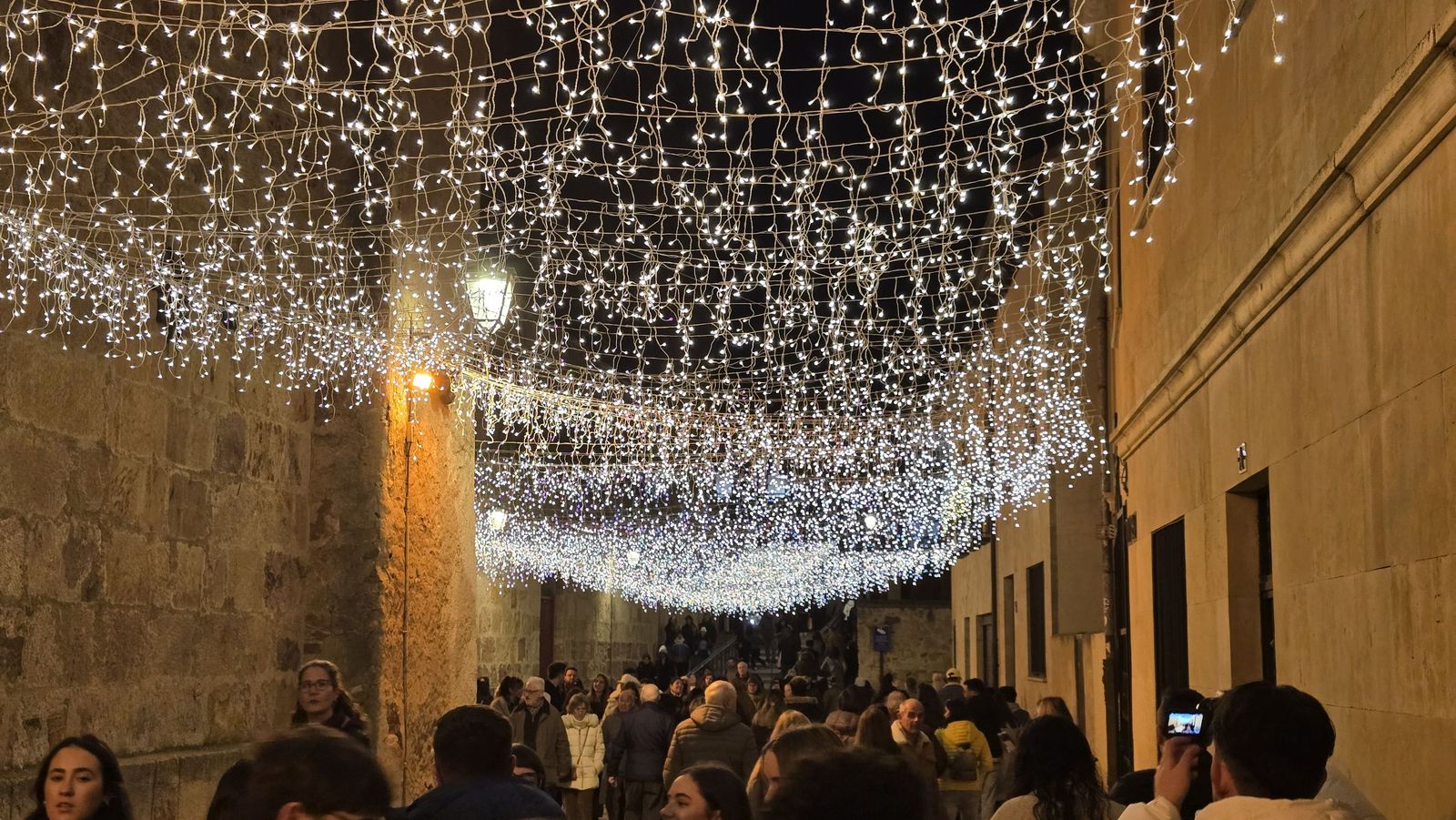 La Plaza Mayor de Salamanca se ilumina con “El Astronauta y la Estrella”: arranca la Navidad