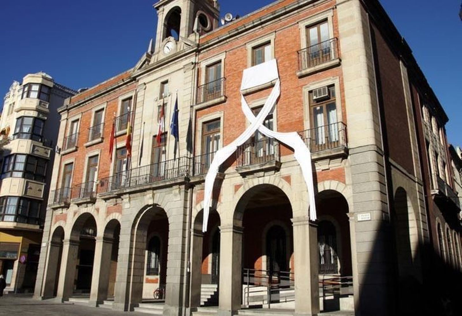 El Ayuntamiento lucirá un lazo blanco que simboliza el compromiso contra la violencia machista