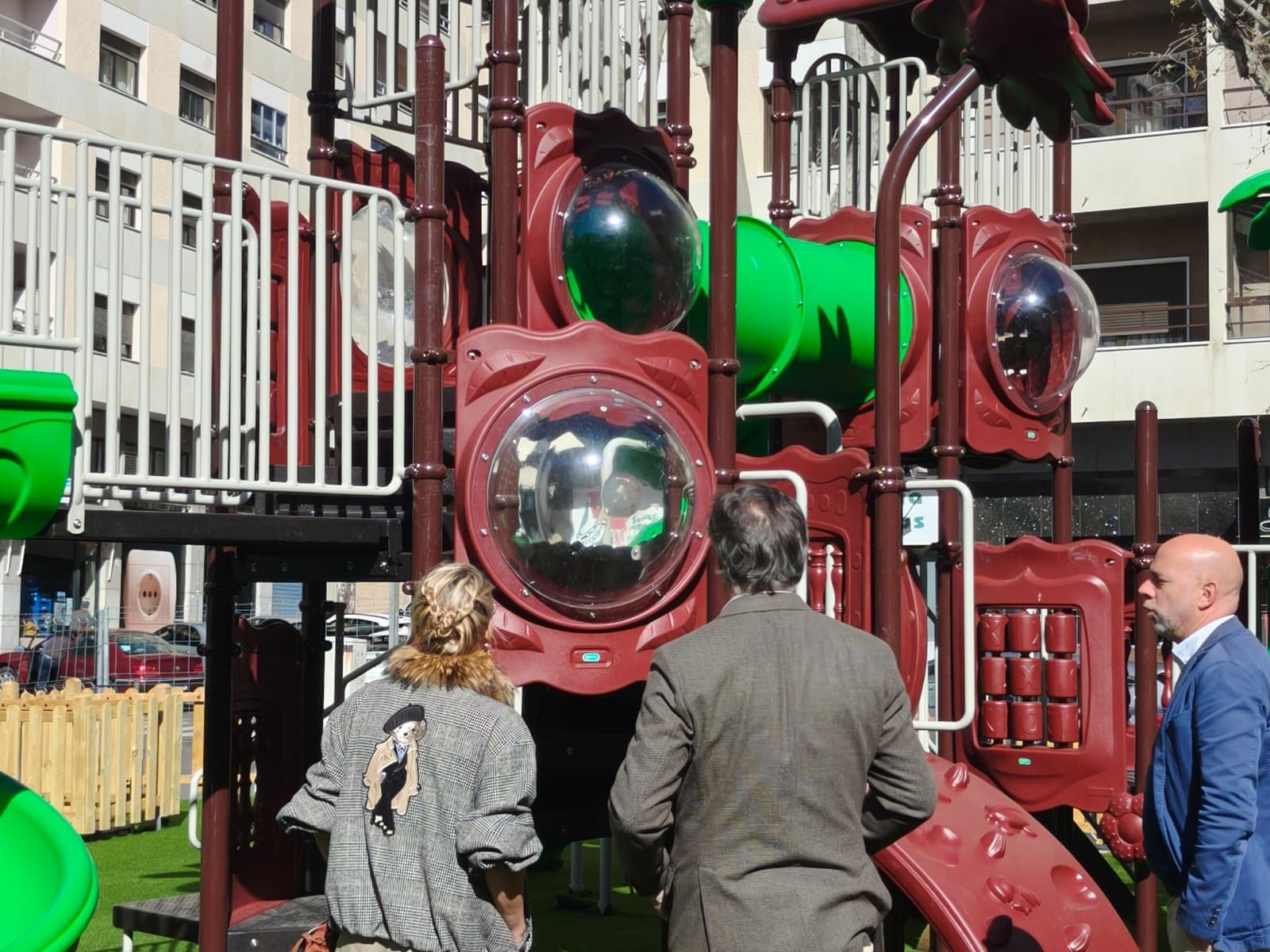 Parque infantil de la plaza de Carmelitas con los nuevos ‘campitos’ de fútbol y mobiliario mejorado