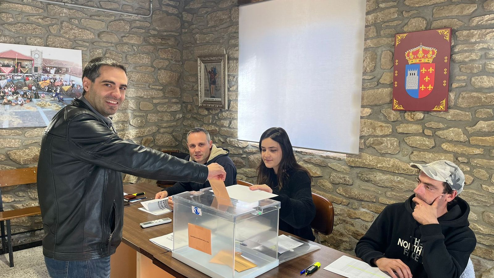 El candidato de UPL, Carlos Javier Salgado, votando en Guadramiro