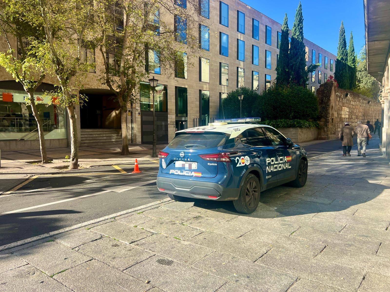 Policía Nacional en la puerta del Juzgado de Guardia