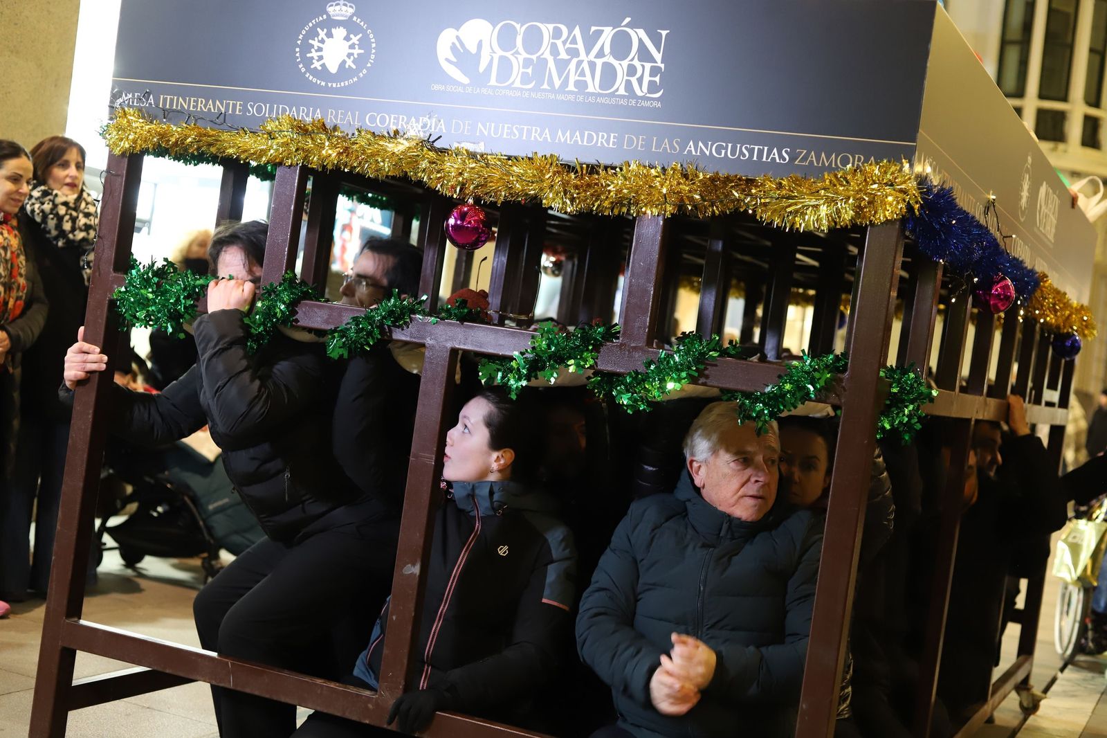 GALERÍA | La Cofradía de Nuestra Madre saca a las calles la Navidad más semanasantera y solidaria