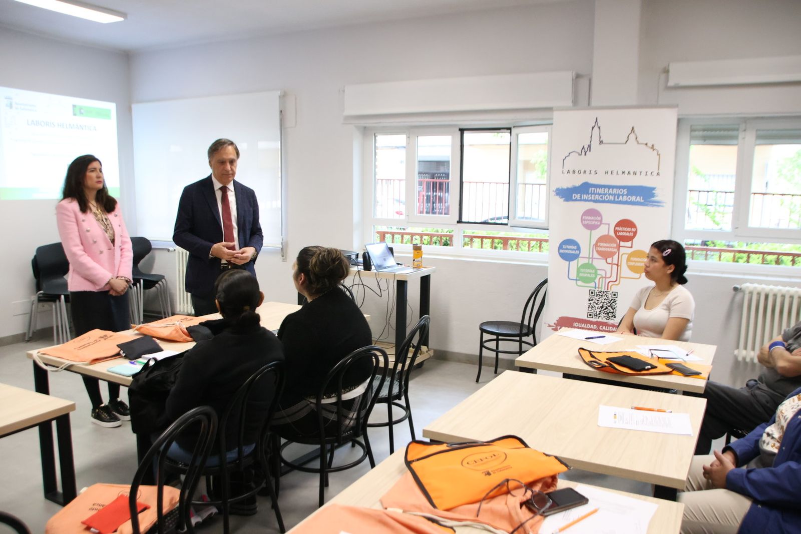El alcalde de Salamanca, Carlos García Carbayo, visita la nueva acción formativa en hostelería del proyecto Laboris Helmántica