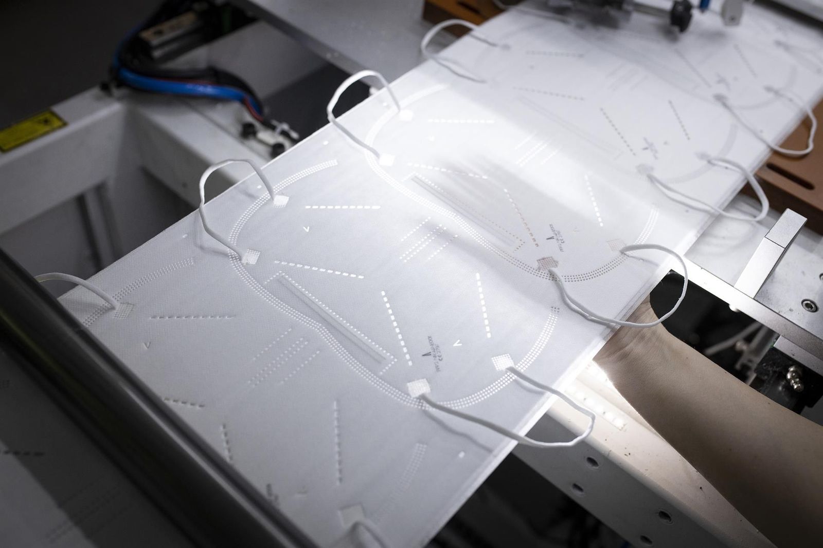 Tira de mascarillas en fabricación.