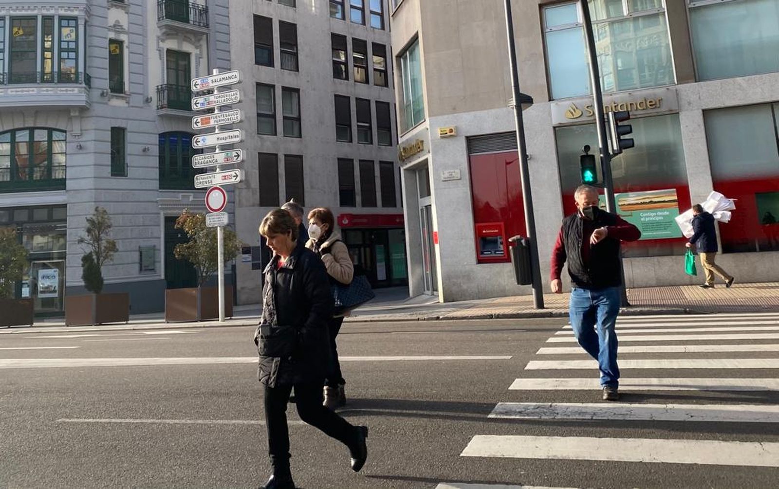 Una mujer pasea sinn mascarilla en la avenida Alfonso IX Foto María Lorenzo Una mujer pasea sinn mascarilla en la avenida Alfonso IX Foto María Lorenzo