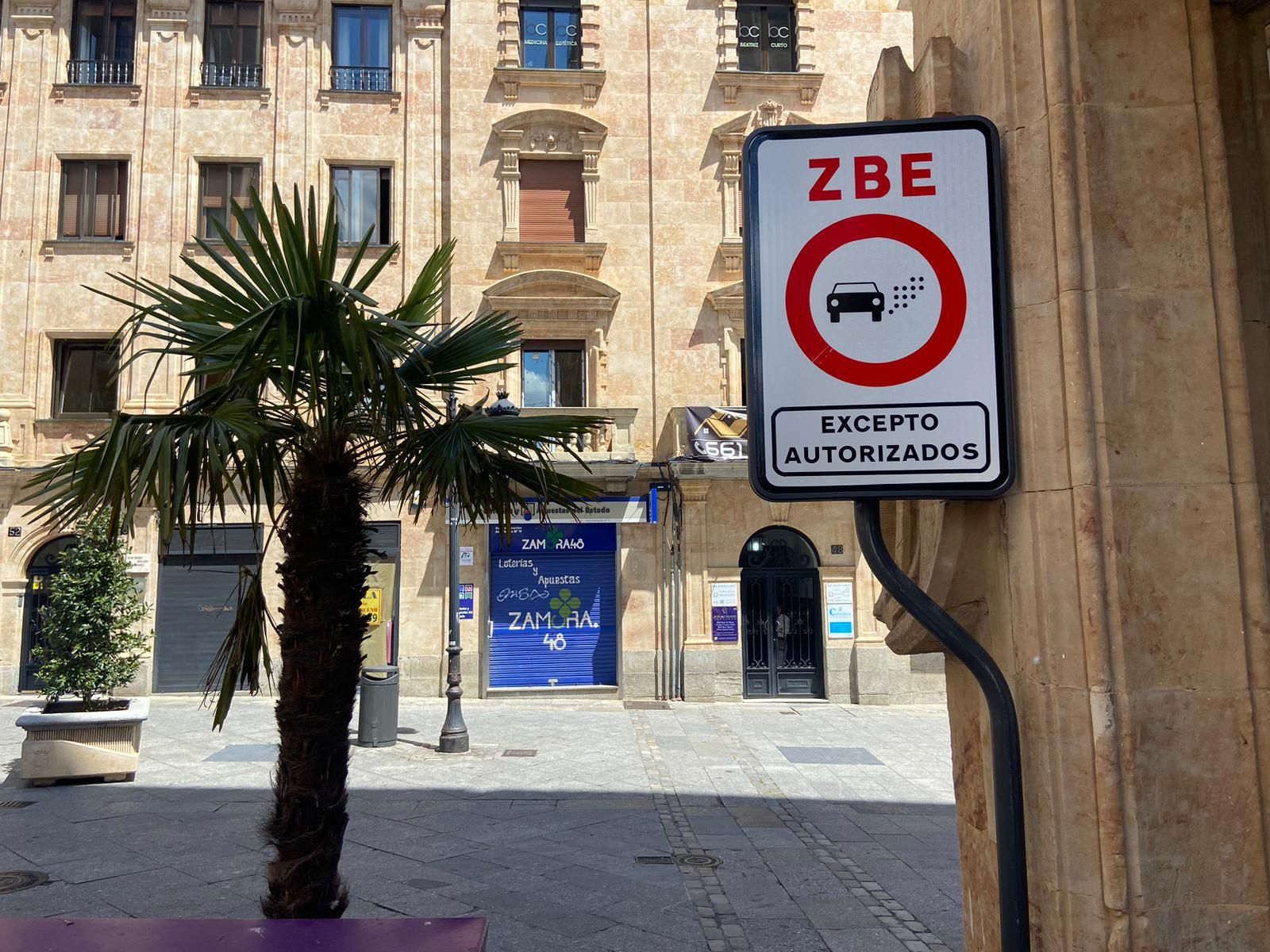 Zona de bajas emisiones en la calle Zamora, a la entrada de la calle Isabeles - Archivo Zona de bajas emisiones en la calle Zamora, a la entrada de la calle Isabeles - Archivo