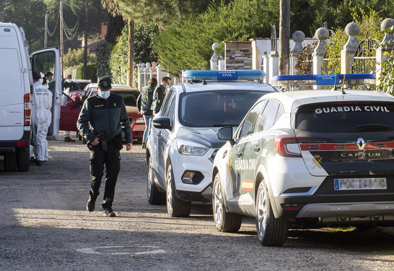 Varios agentes de la Guardia Civil y de Criminalística, en las inmediaciones del chalé de Óscar S., investigado por la muerte de Esther López en Traspinedo. PhotogenicClaudia Alba. Europa Press
