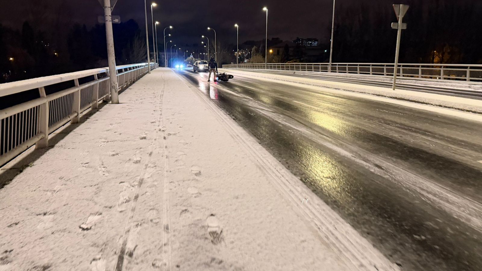Un motorista se cae en el puente Felipe VI por las placas de hielo