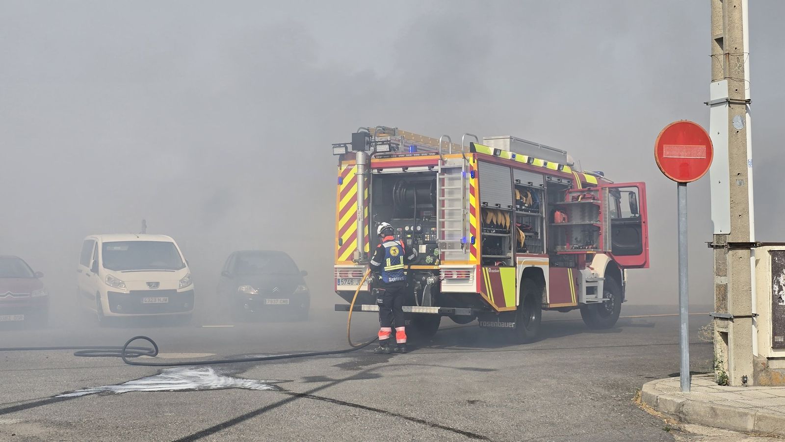 Los bomberos sofocan un gran incendio en el Polígono Industrial de Los Montalvos