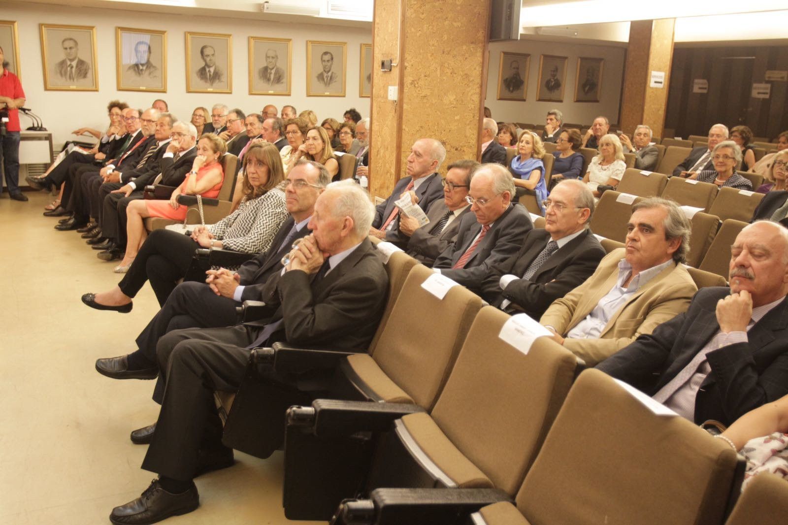 El Colegio de Médicos rinde homenaje a cerca de cuarenta facultativos jubilados el último año