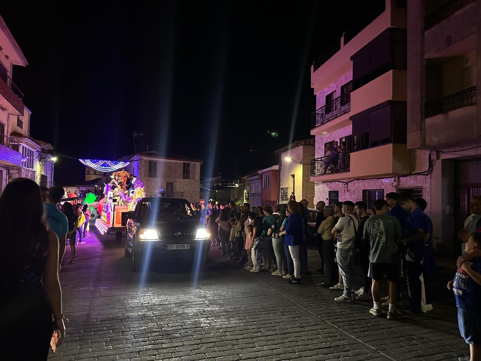 El desfile de carrozas de Aldeadávila vuelve a llenar de luz y color las calles en sus fiestas