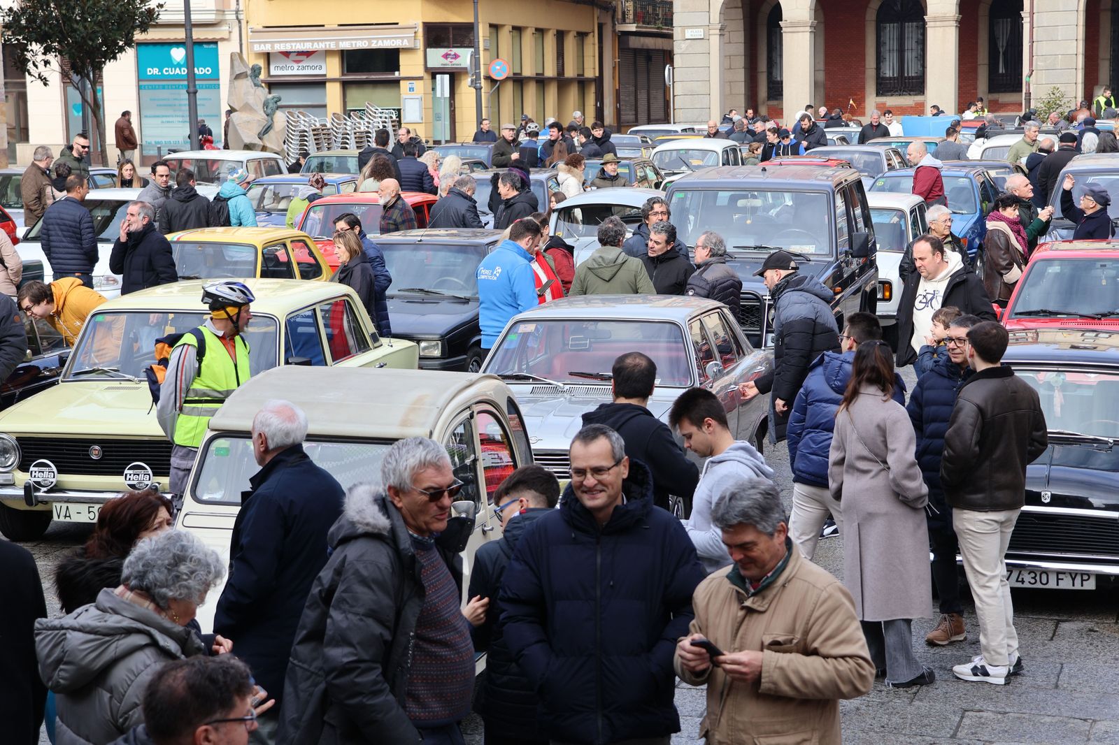concentracion-de-coches-clasicos-en-la-plaza-mayor-10