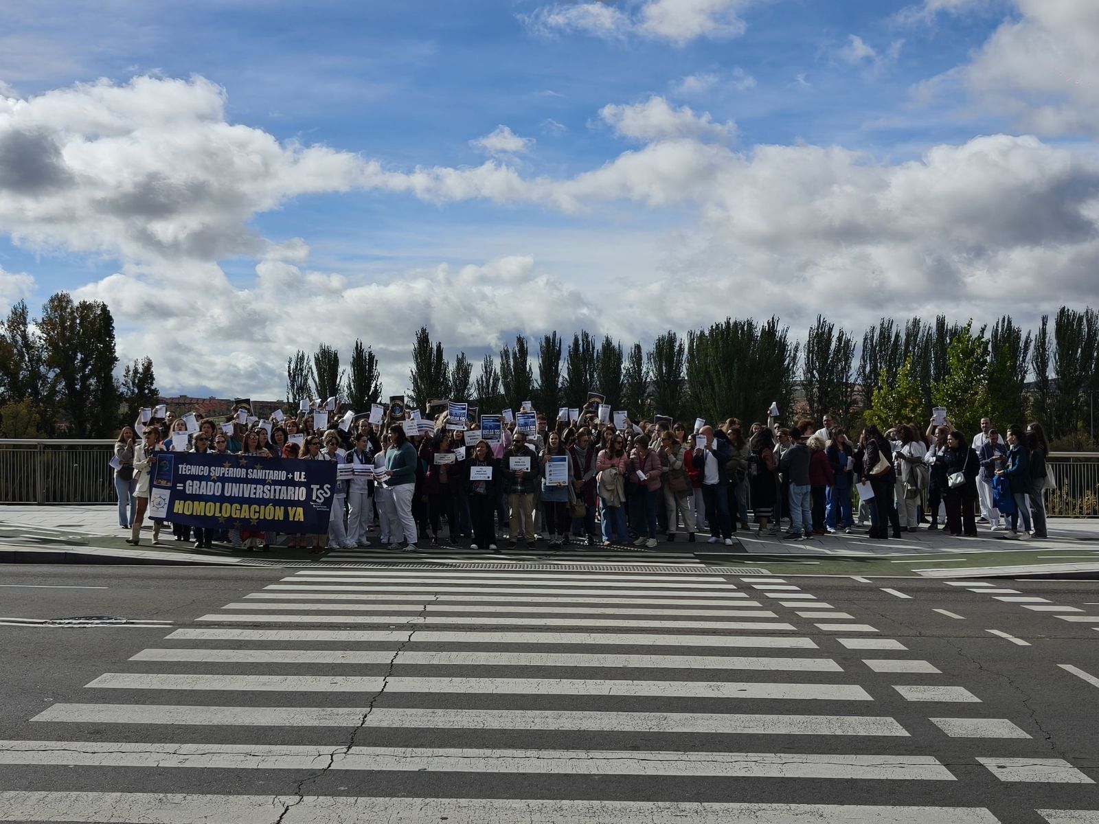 Los técnicos superiores sanitarios protestan a las puertas del hospital de Salamanca