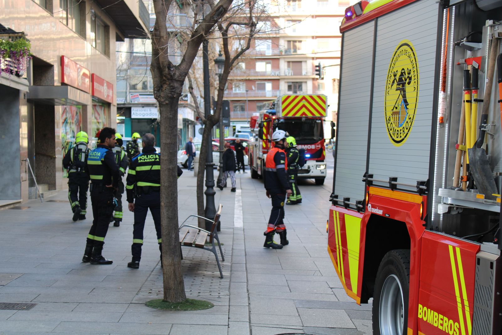 bomberos-y-policia-local-en-la-calle-bientocadas-por-olor-a-gas-10