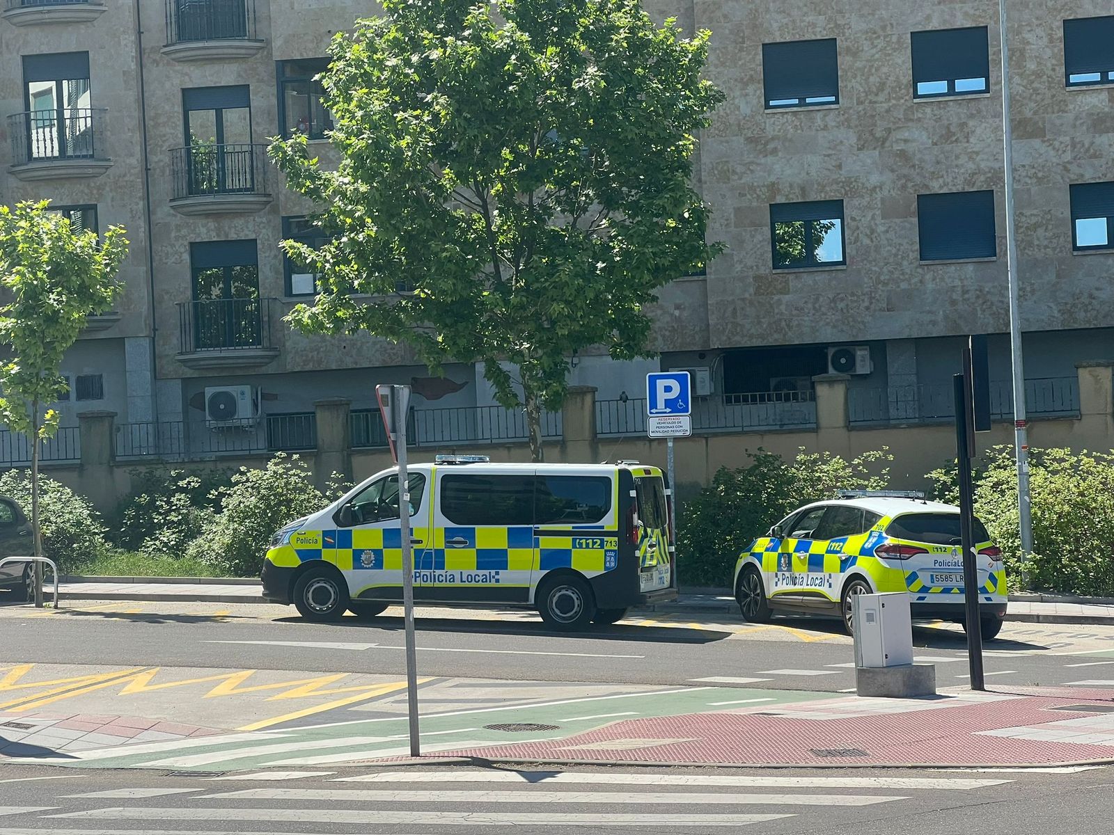 Patrullas de la Policía Local en la calle de la Radio. Foto S24H