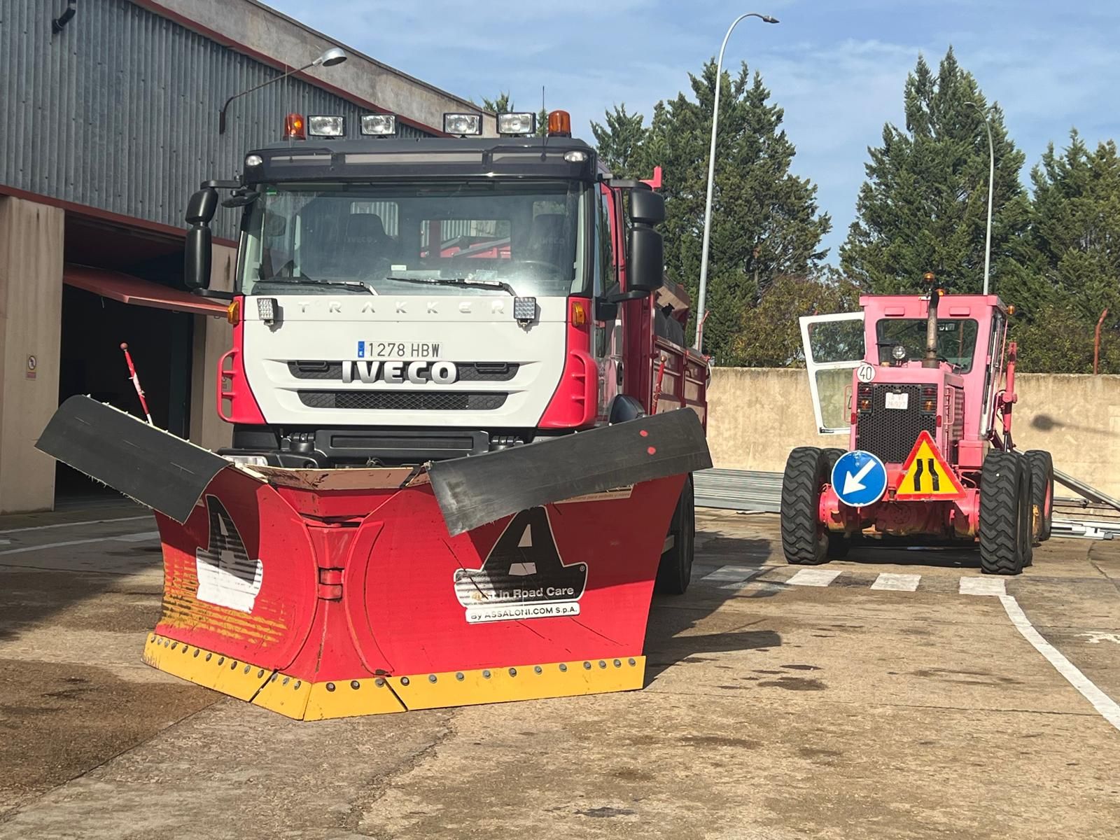 Maquinaria de la Junta de Castilla y León en la presentación de la Campaña de Vialidad Invernal 2024-2025 en Salamanca. Fotos SALAMANCA24HORAS