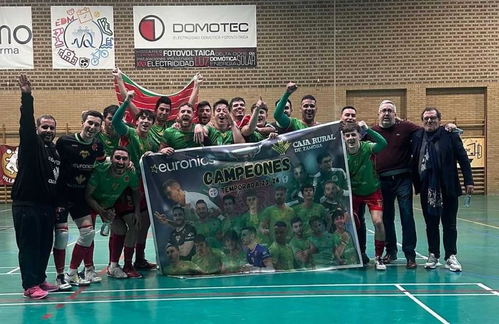 El InterSala Zamora celebra su ascenso a Segunda División 'B'.
