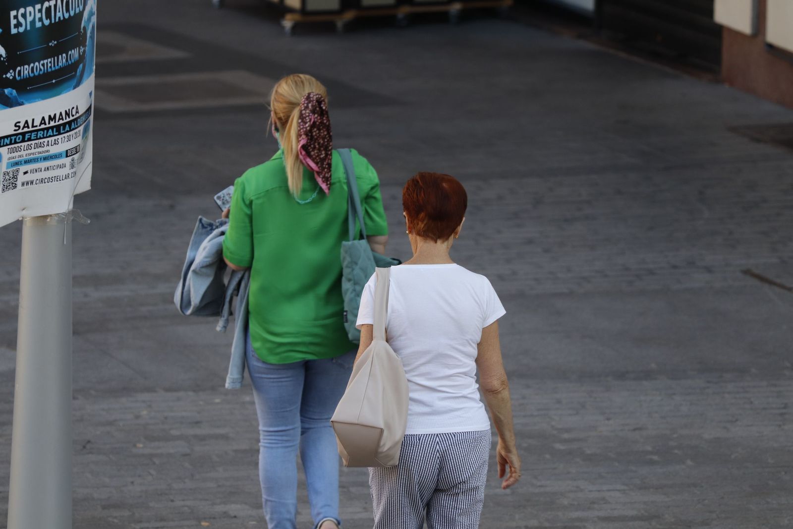 Gente paseando por las calles de Salamanca en verano