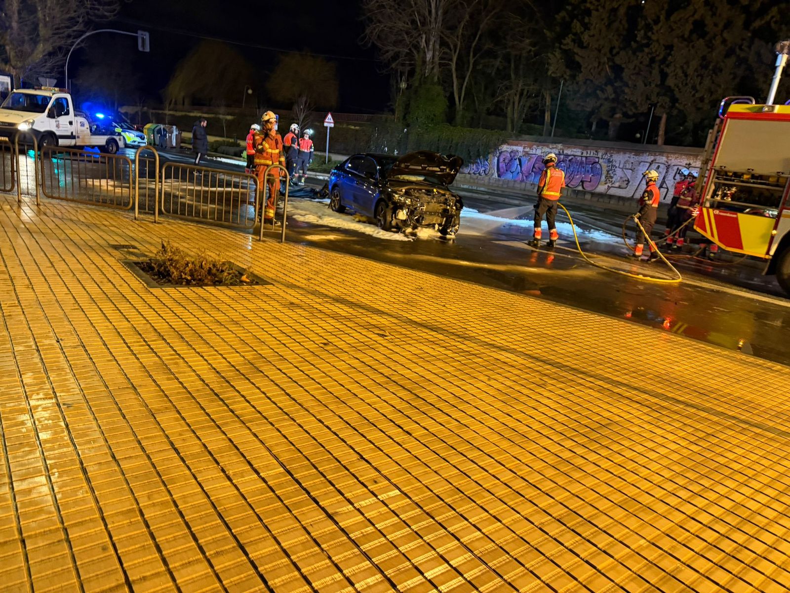 Un coche atraviesa una rotonda y acaba destrozado en la avenida de la Merced