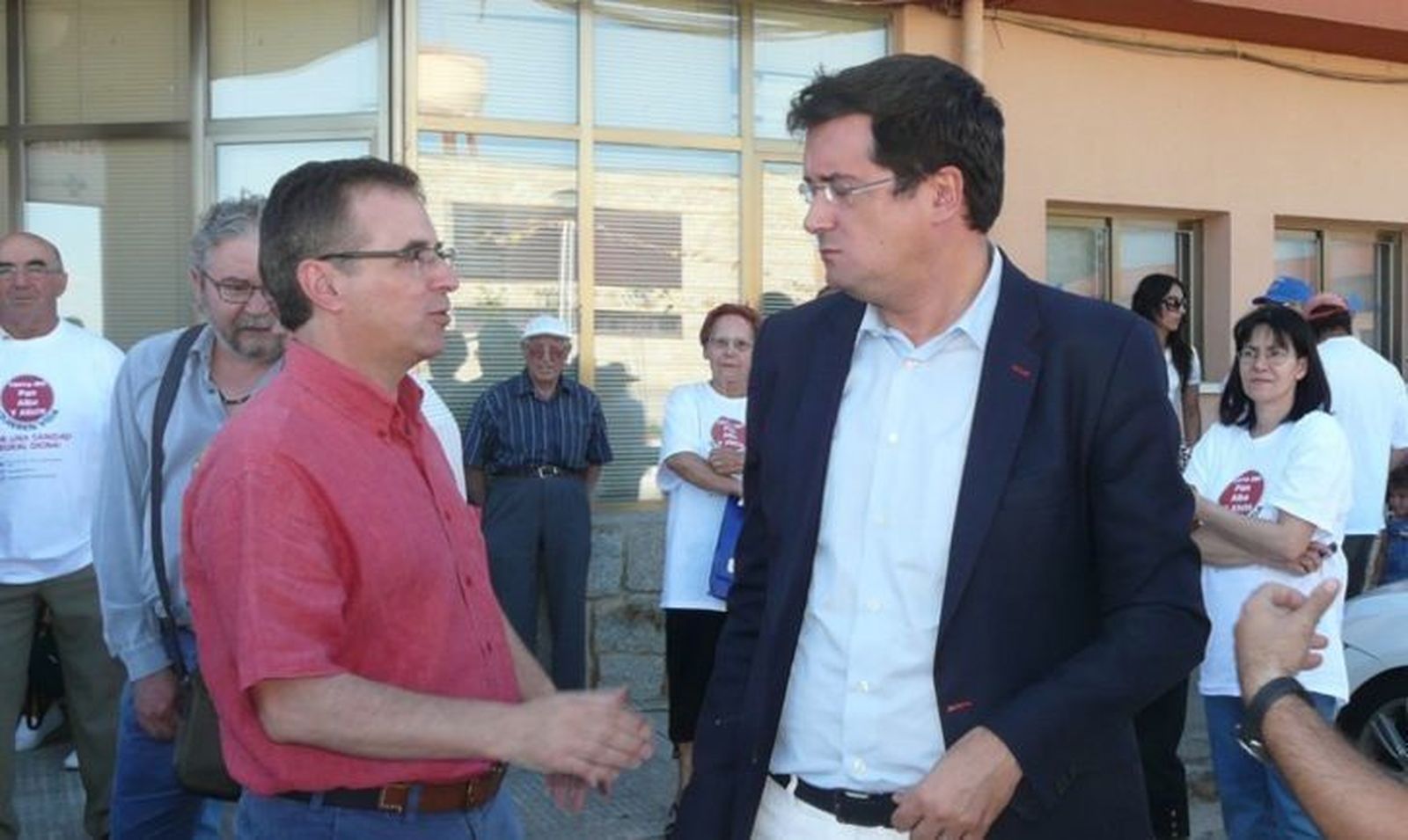 Óscar López trata en Muelas del Pan (Zamora) la situación del servicio nocturno de Urgencias en la comarca