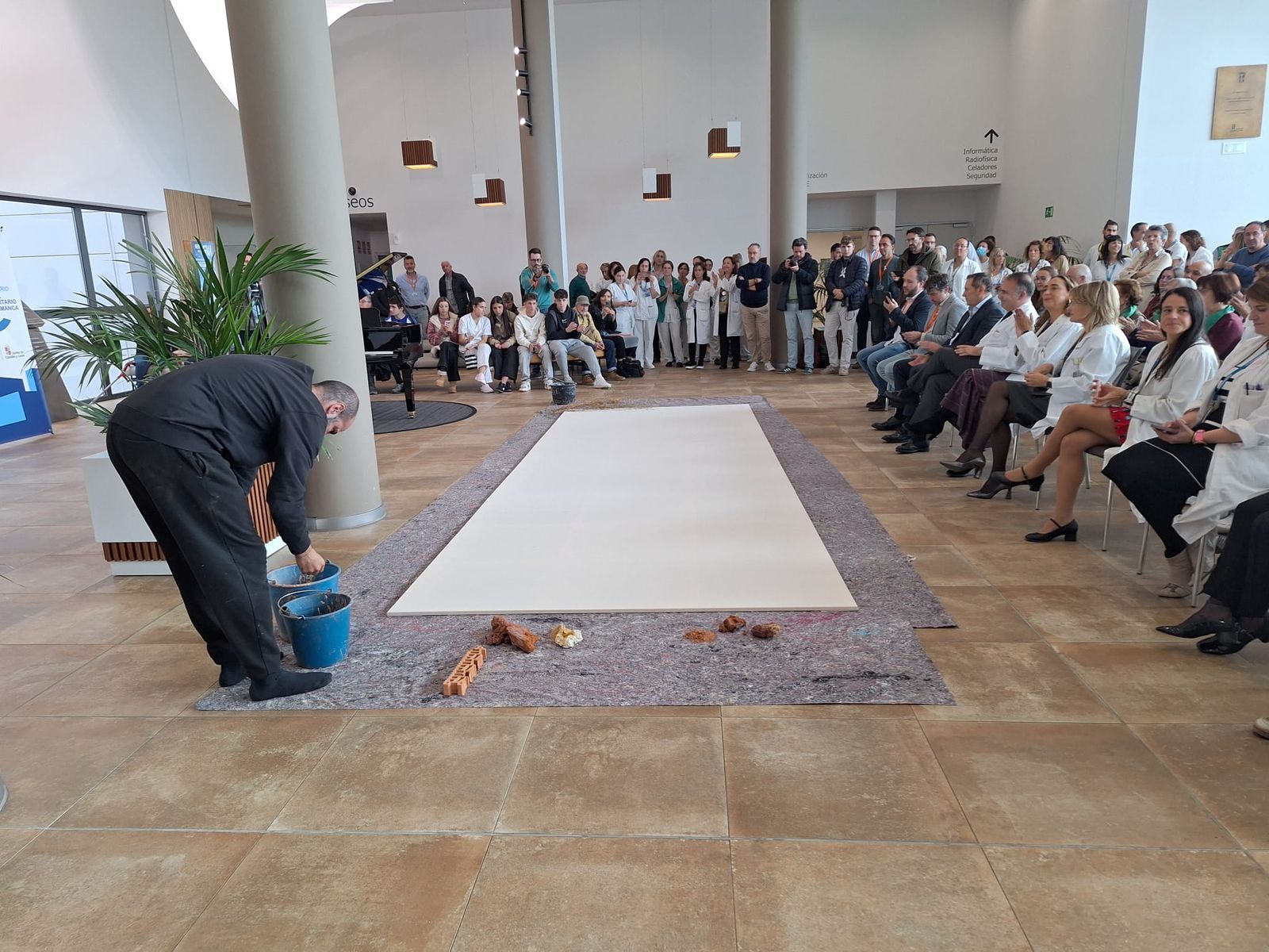 50º Aniversario del Hospital Clínico  Universitario con una intervención artística “Latidos  de barro” (16).jpeg