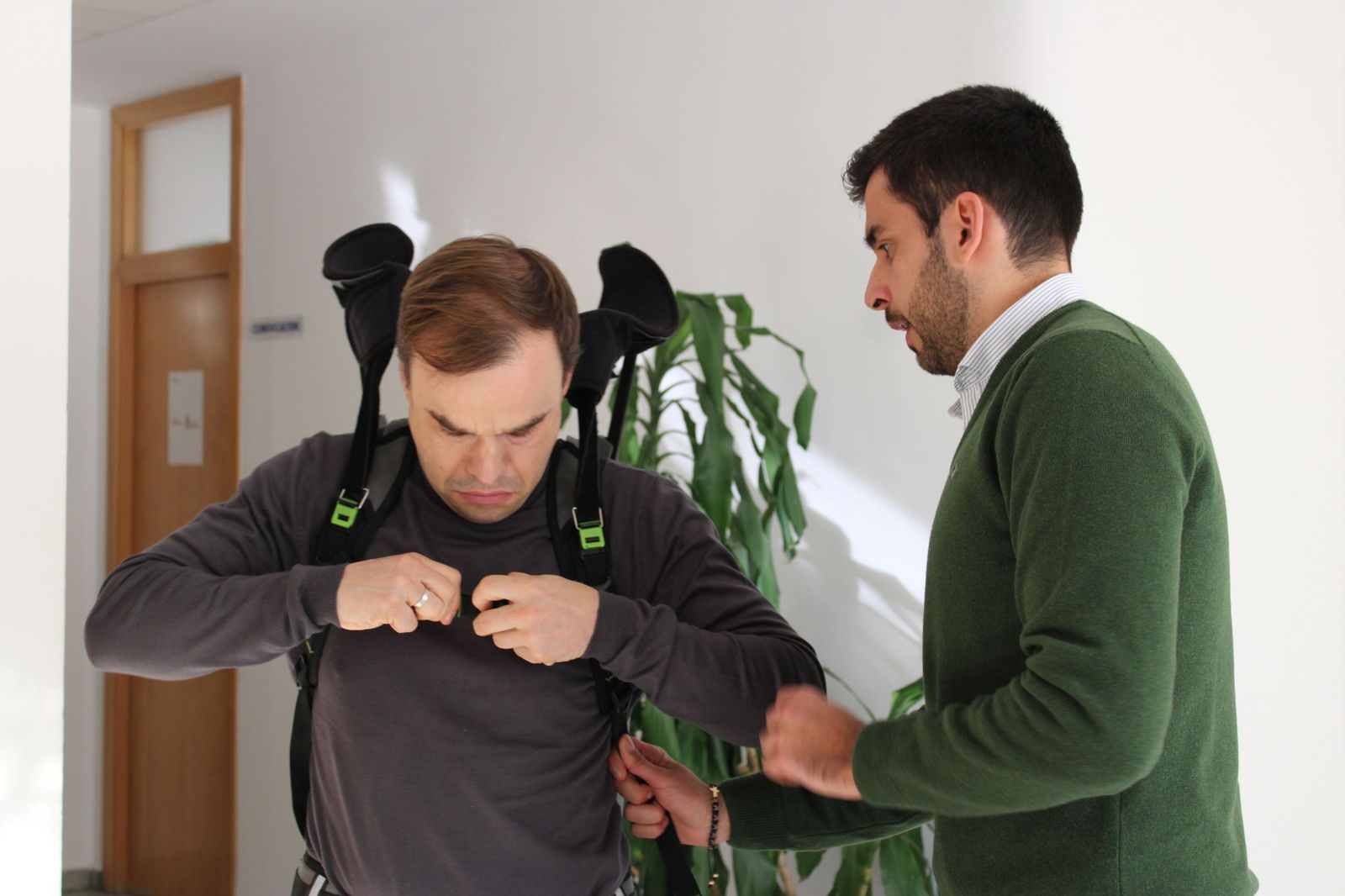 Demostración del funcionamiento de exoesqueletos industriales