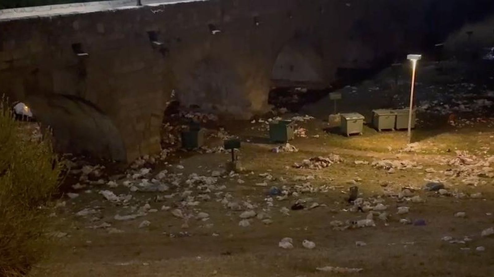 Suciedad en el Lunes de Aguas tras la tarde de fiesta