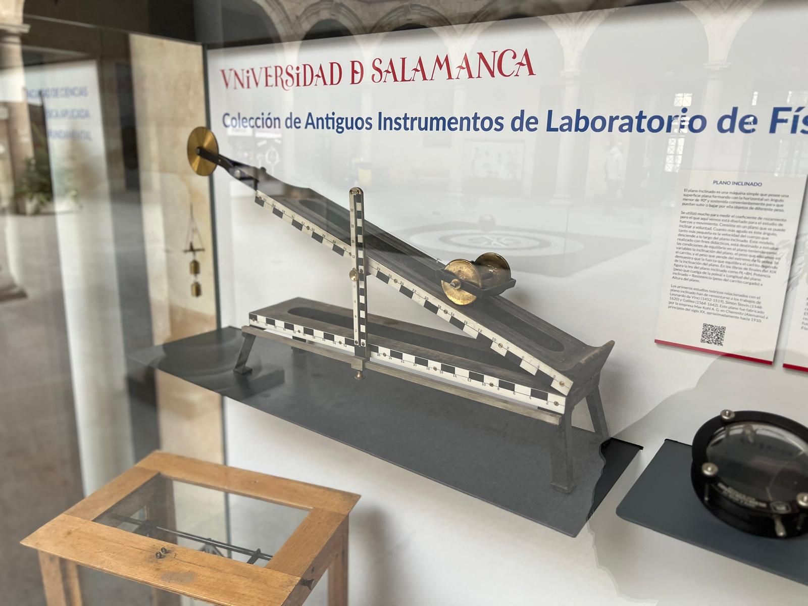 Colección del Laboratorio de Física en el Claustro del Edificio Trilingüe de la Facultad de Ciencias