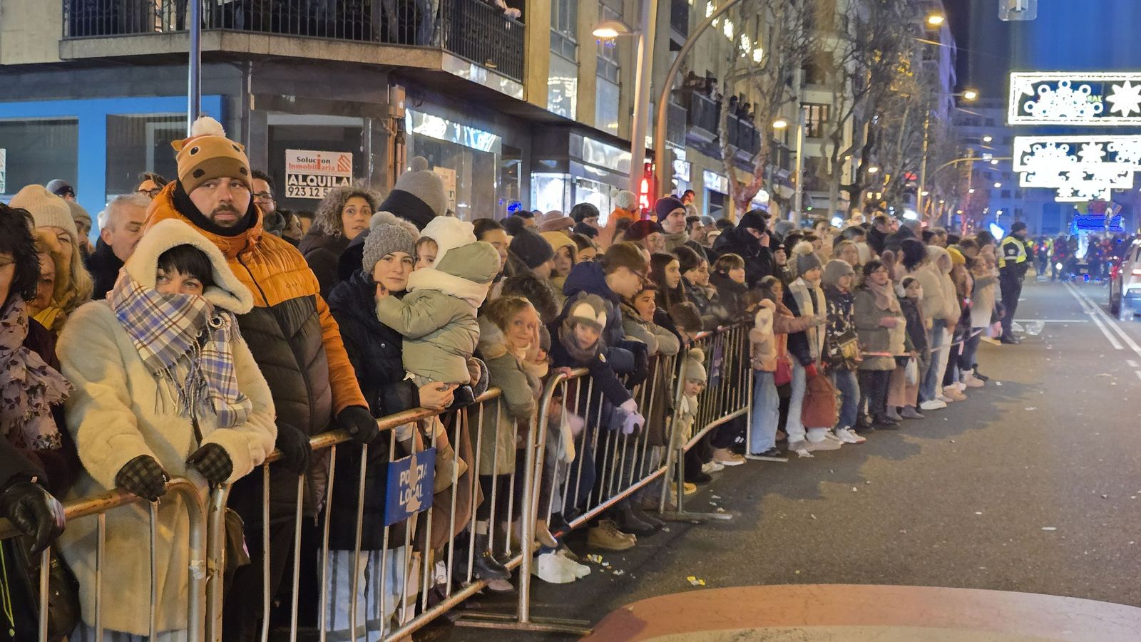 Niños y mayores viven con ansia el paso de la Cabalgata de Salamanca 2026