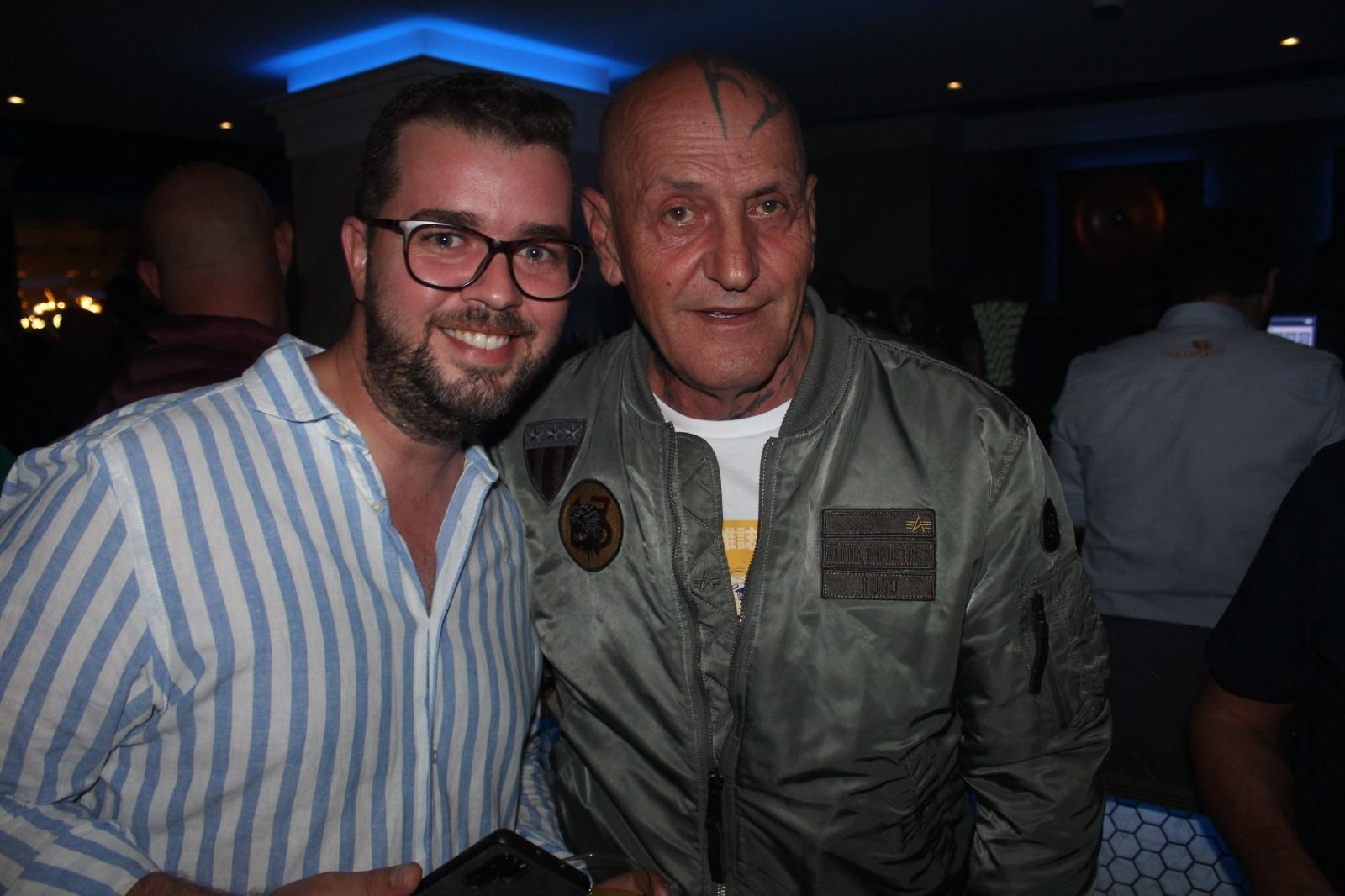 Coto Matamoros junto a un fan en uno de los locales nocturnos de la ciudad.