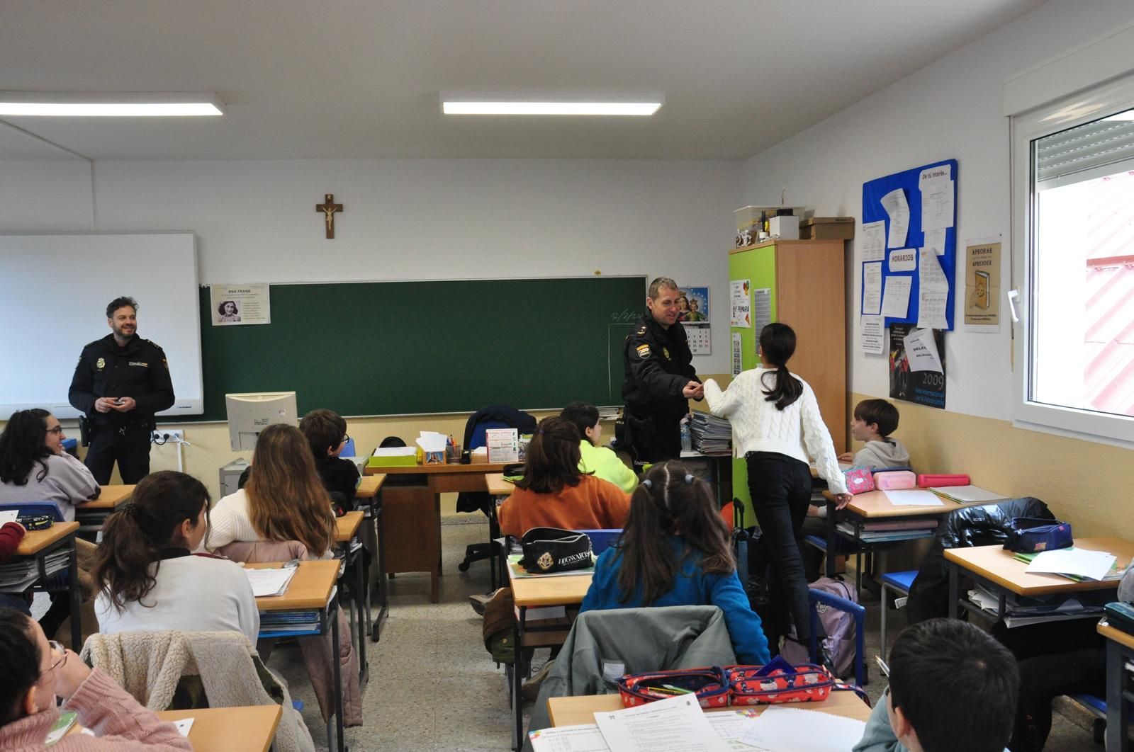 La policia nacional entrega el carné de ciberexpert@s a los alumnos del colegio María Auxiliadora Salesianas de Béjar. Foto Policía Nacional