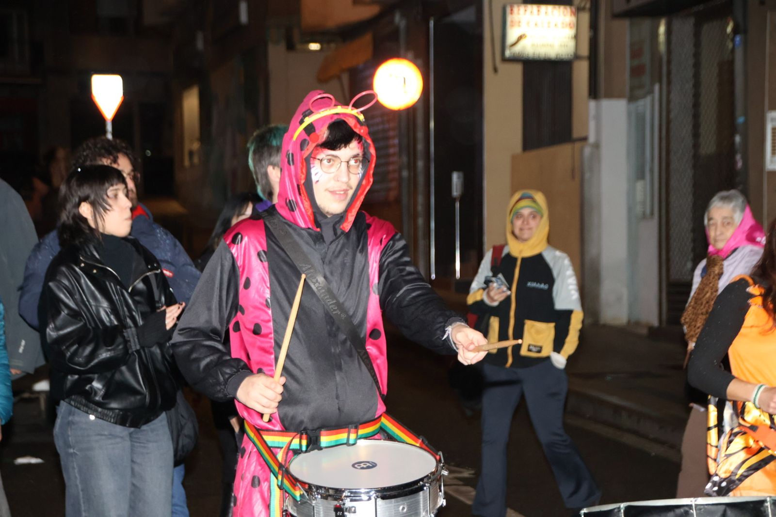 Desfile de disfraces con pasacalles a cargo de Blocco Charr