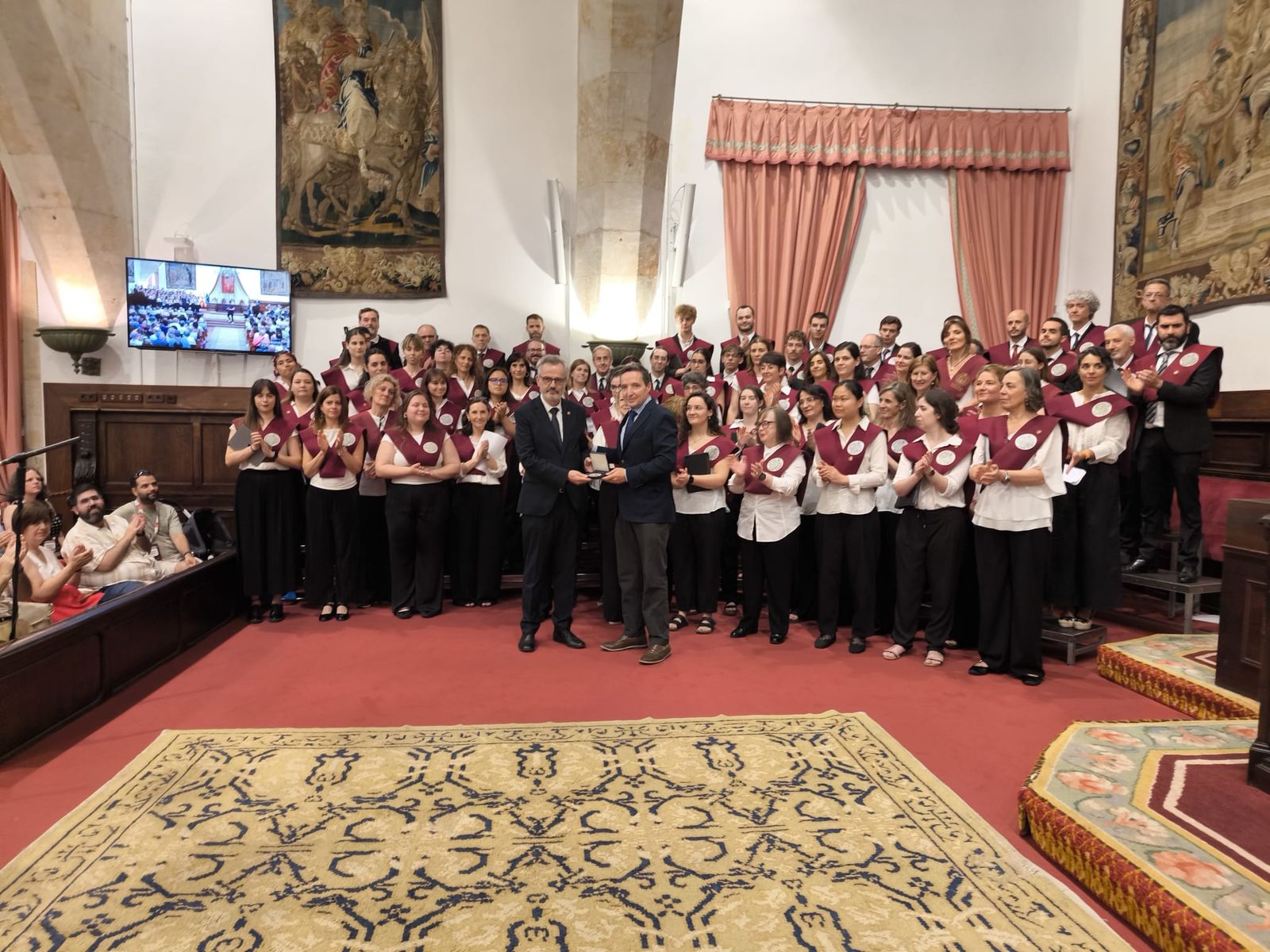 El rector de la Universidad de Salamanca, Juan Manuel Corchado, entrega la Medalla de la USAL al Coro Universitario y al Coro de Cámara