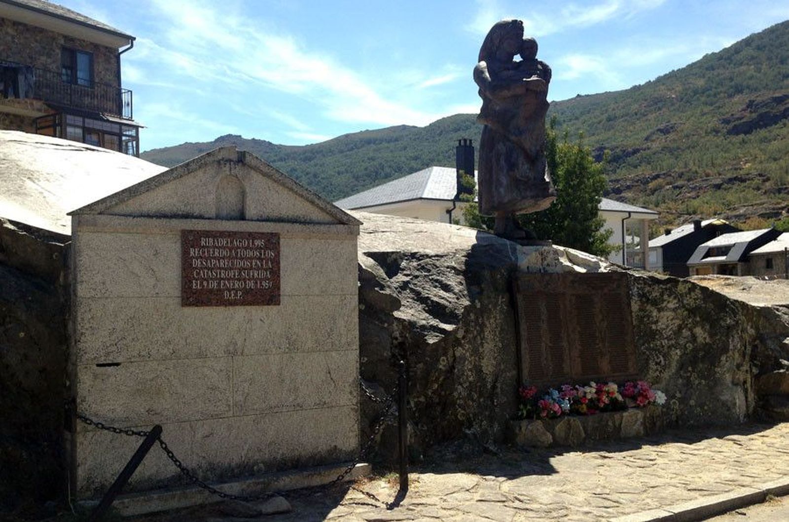 Estatua ribadelago victimas