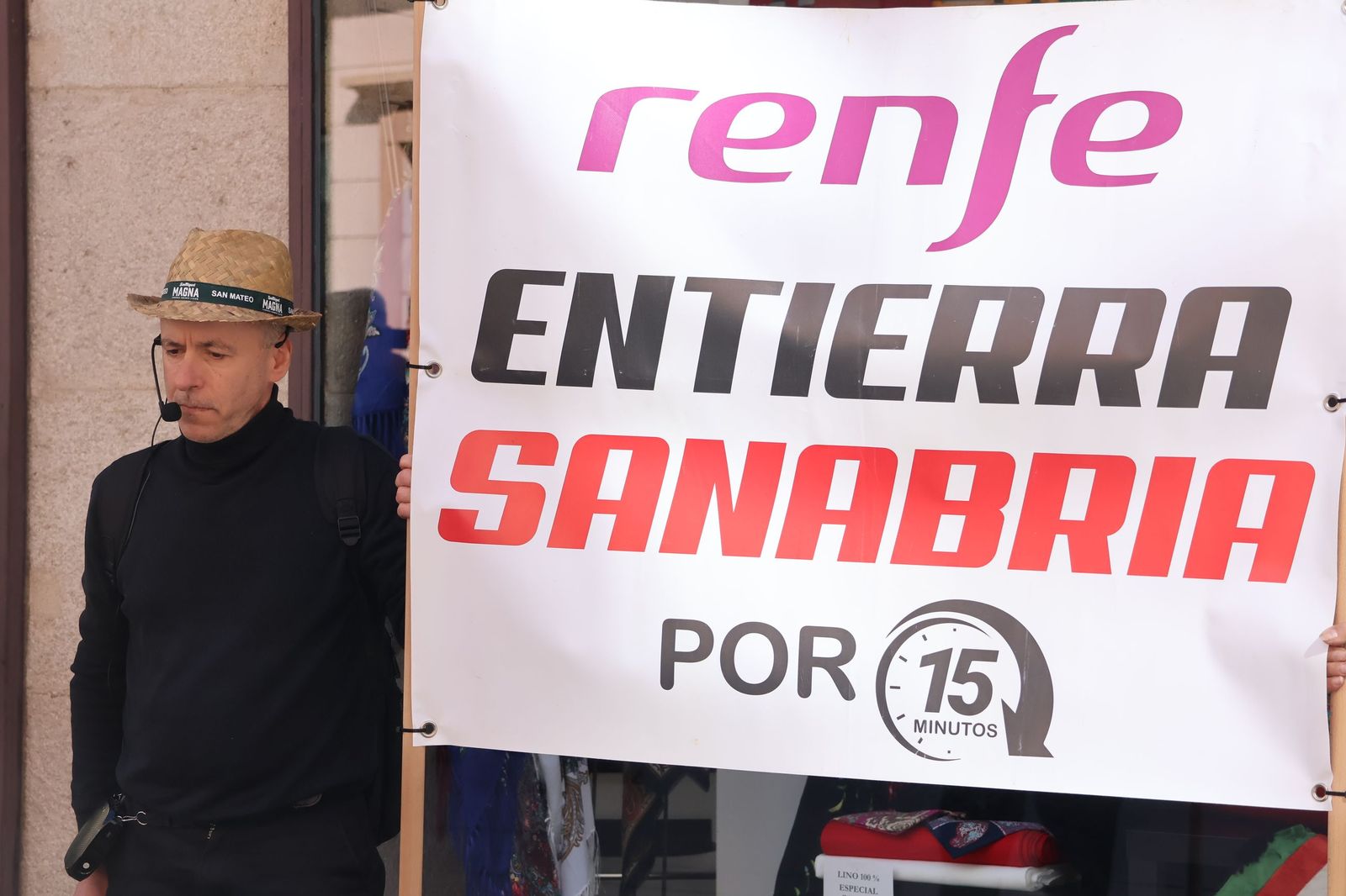 GALERÍA | La simbólica reivindicación 'Renfe entierra Sanabria' llega al centro de Zamora