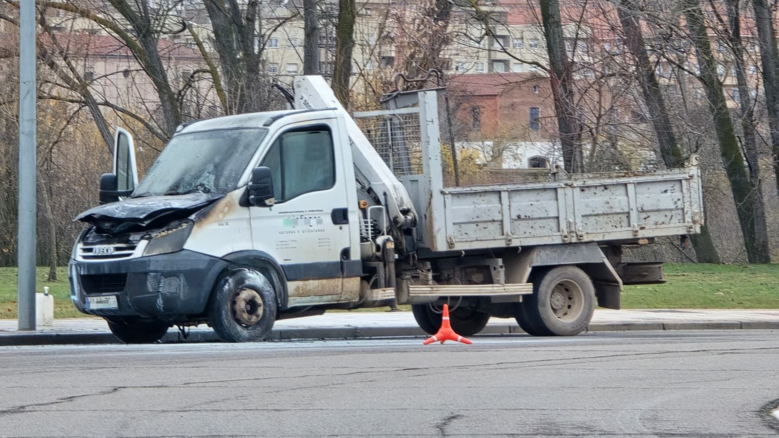 Arde un camión grúa de obra en La Fontana