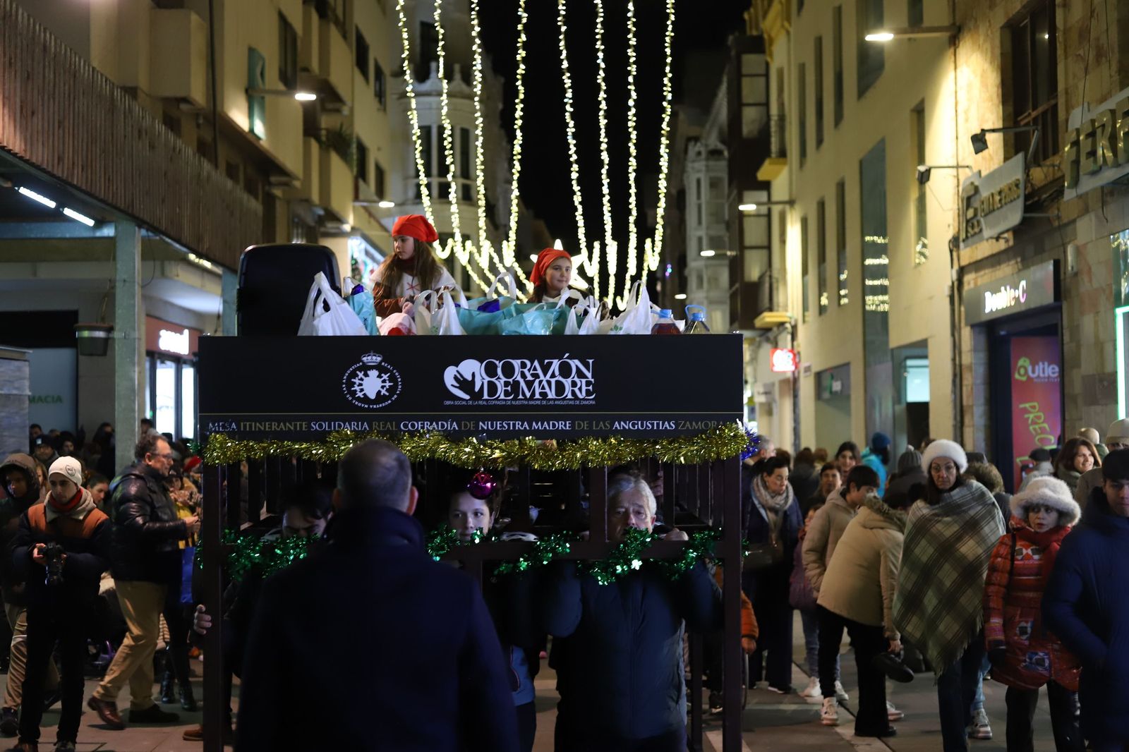 GALERÍA | La Cofradía de Nuestra Madre saca a las calles la Navidad más semanasantera y solidaria