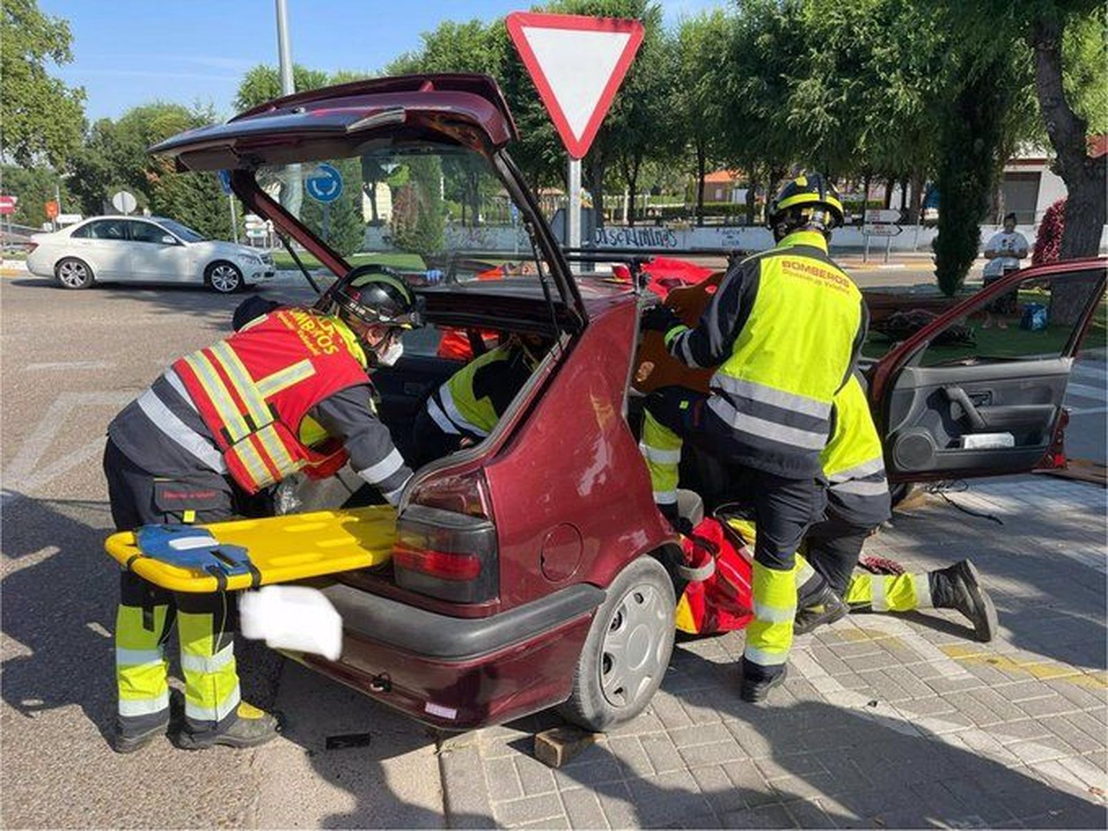 Los Bomberos de la Diputación de Valladolid intervienen a causa de un accidente de tráfico producido por la colisión entre dos turismos - BOMBEROS DIPUTACIÓN DE VALLADOLID