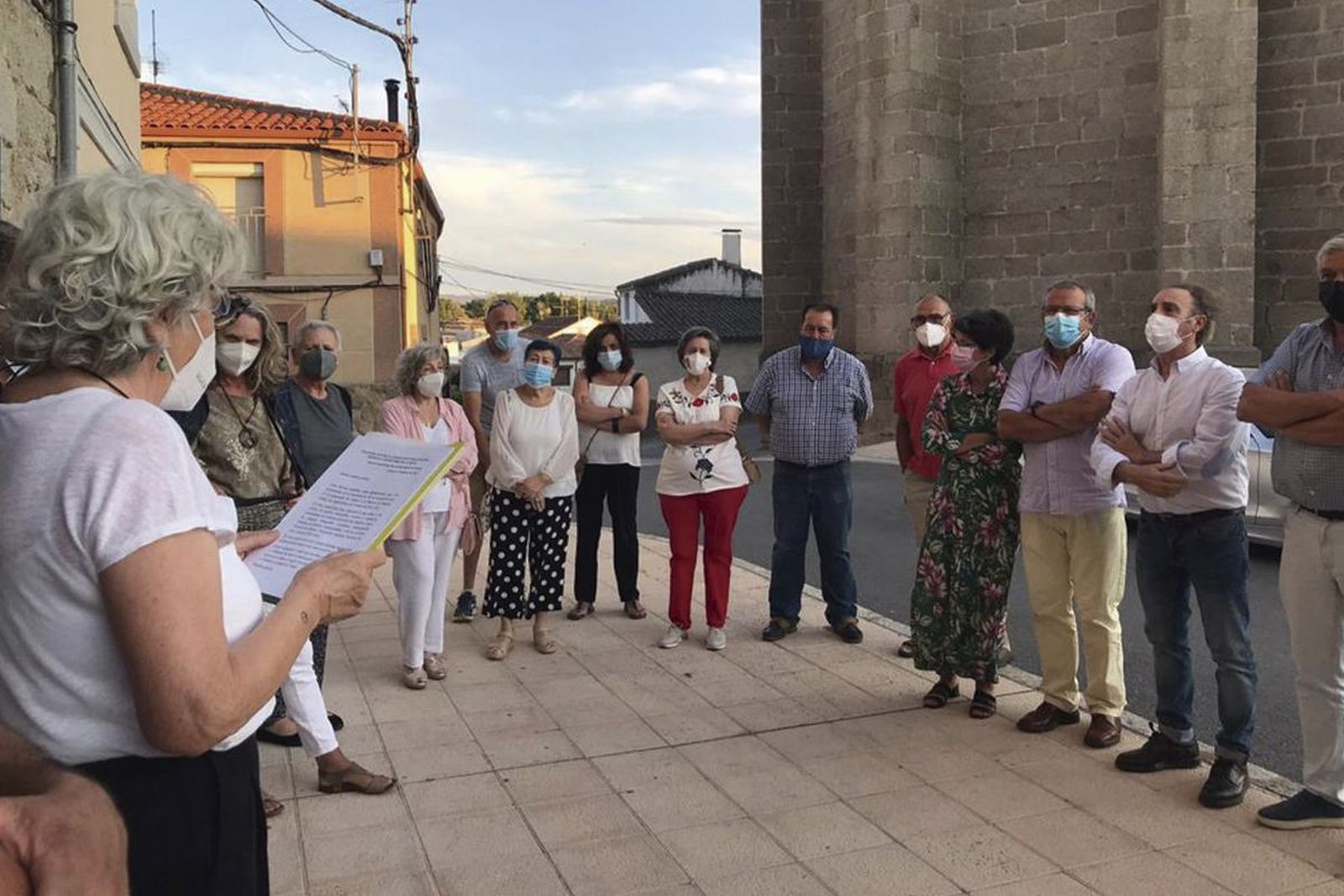 Un momento de la inauguración de la exposición colectiva de artistas locales y foráneos de Alaraz