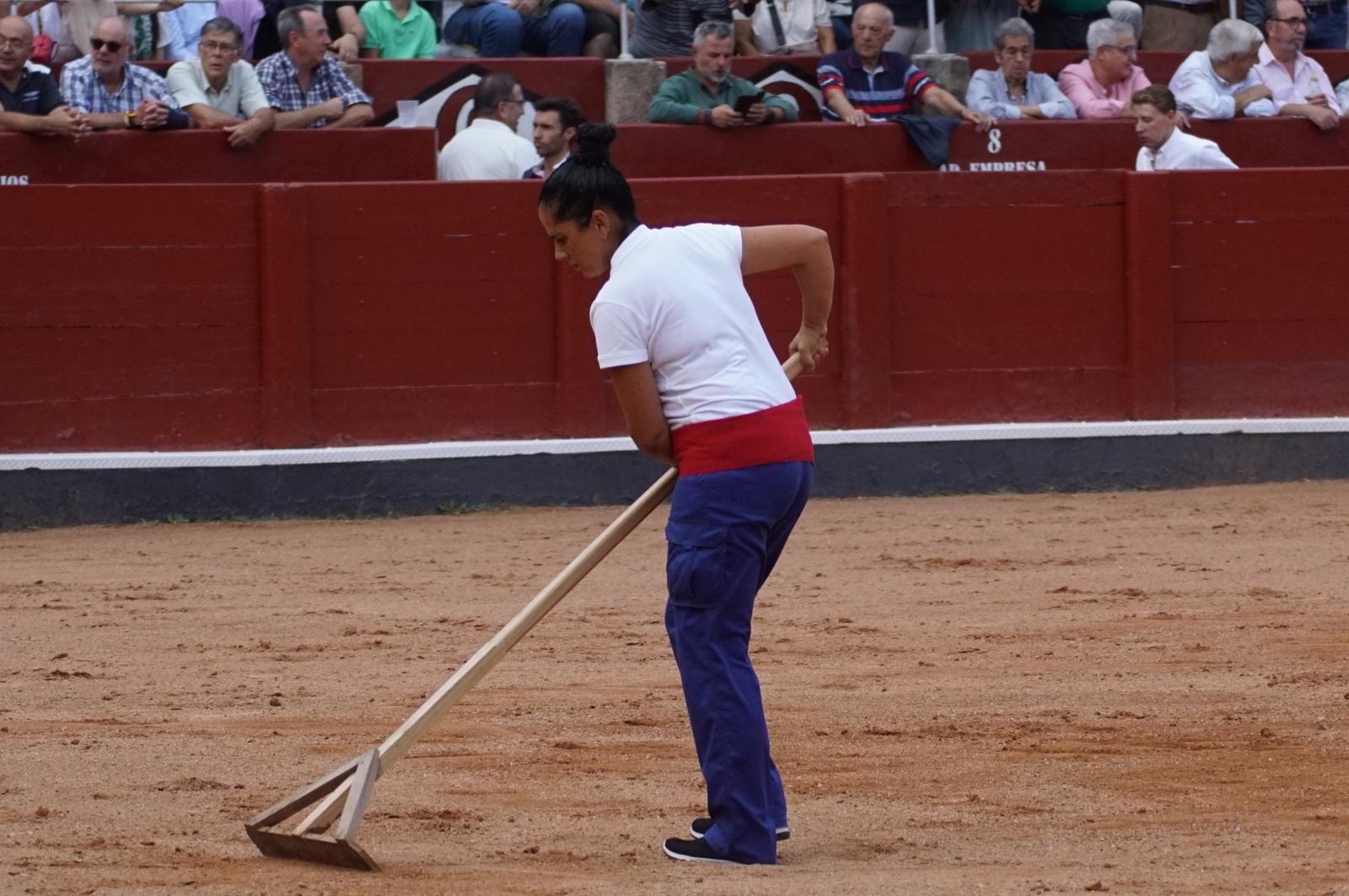 Expectación por ver los caballos de rejoneo en La Glorieta: imágenes del ambiente en los tendidos y en el patio de cuadrillas