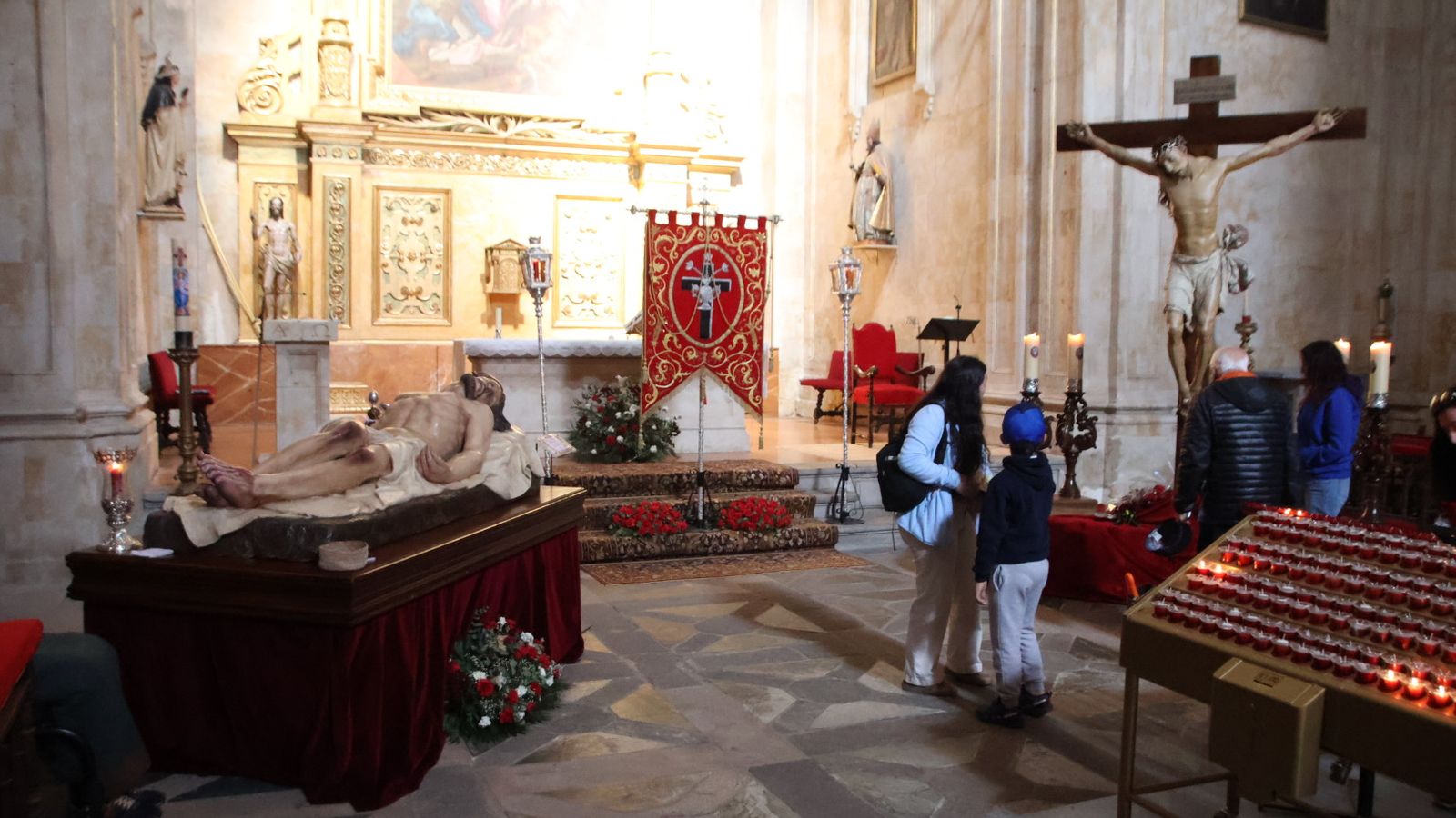 Besapiés del Cristo de la Agonía Redentora y el Cristo Yacente durante la Semana Santa 2026