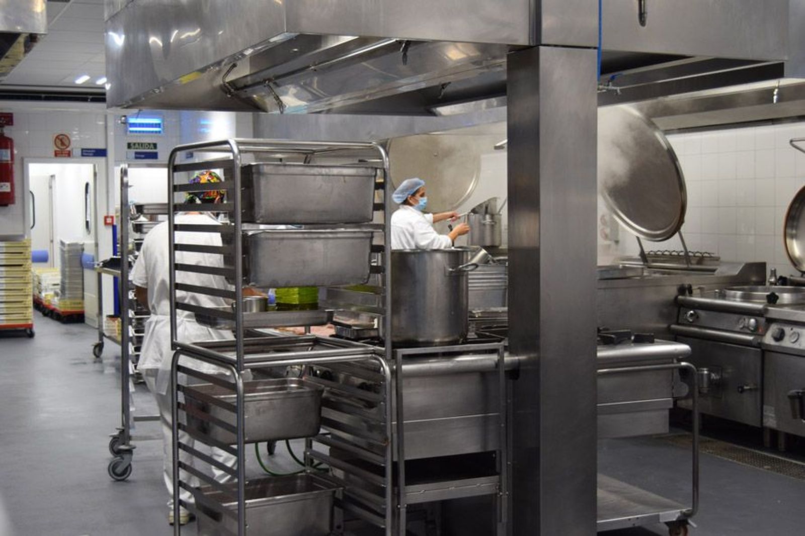 la-delegada-territorial-leticia-garcia-visita-la-cocina-de-linea-fria-del-complejo-asistencial-de-zamora-tras-las-obras-de-mejora-33