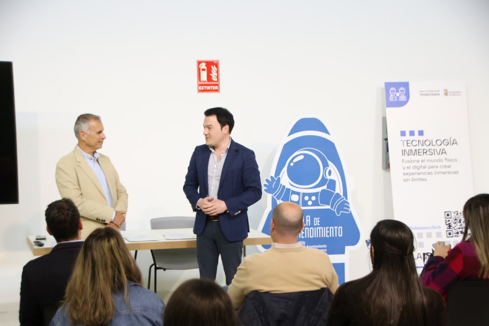 Entrega de diplomas de Centro de Alto Rendimiento Empresarial, Marketing con IA y Data Analytics de Empleo Joven