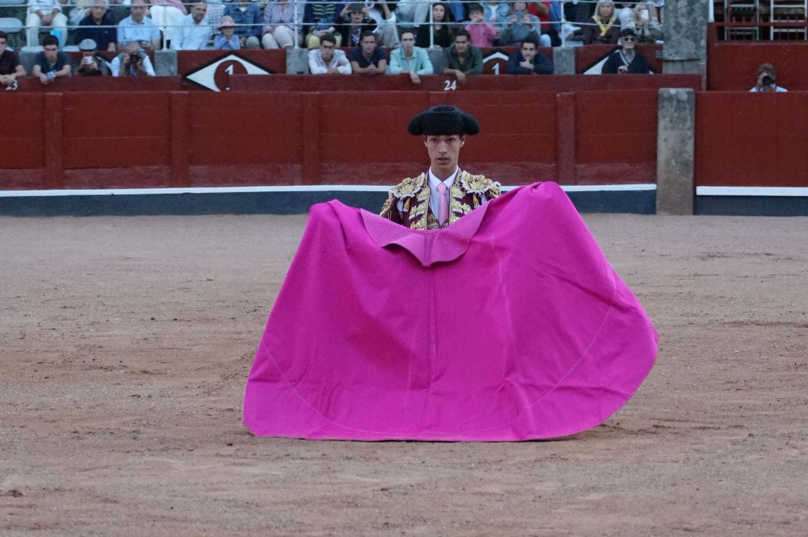 Clase práctica con alumnos de la Escuela de Tauromaquia de Salamanca (Diego Mateos, Noel García y Álvaro Rojo con erales de Esteban Isidro)