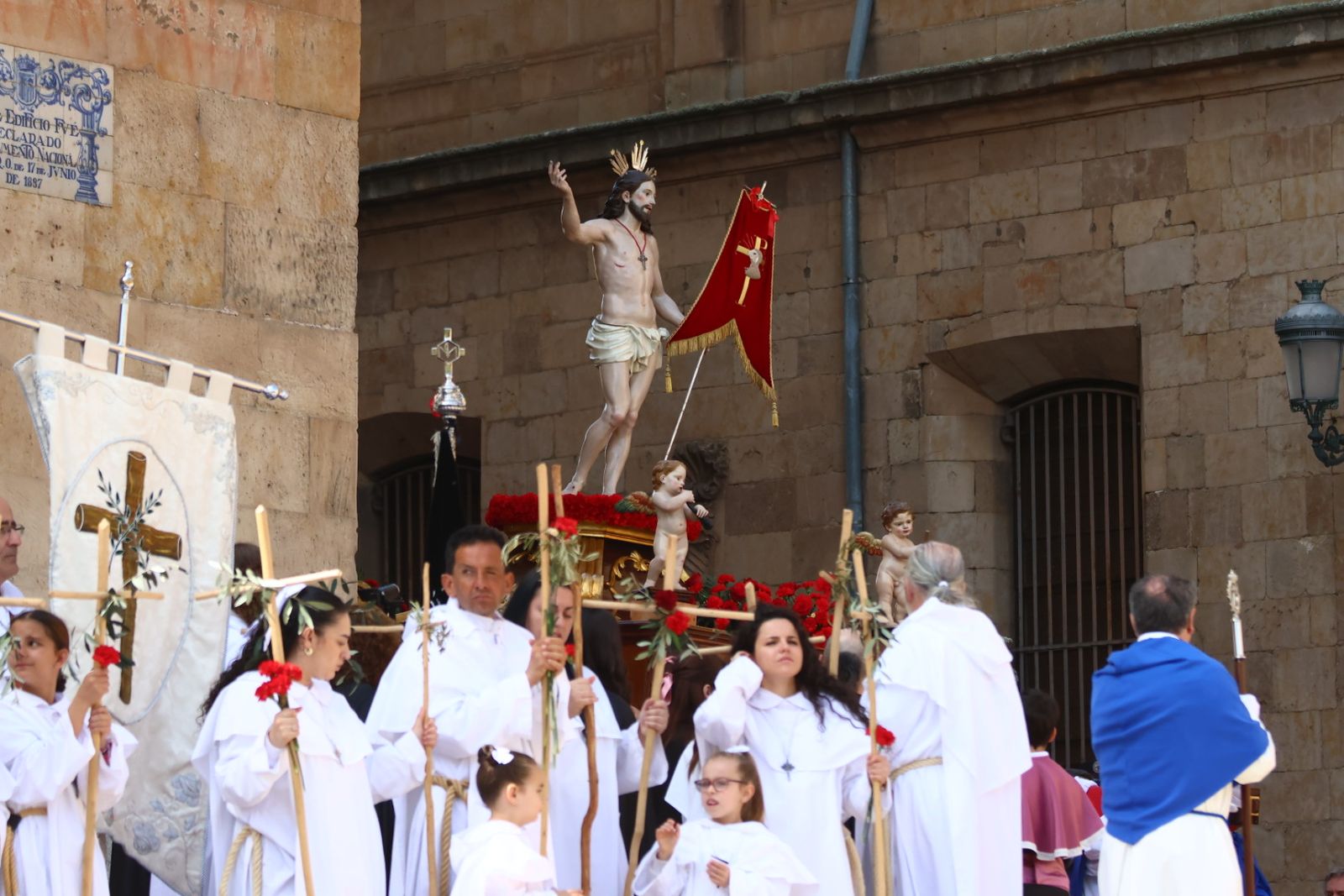 Procesión del encuentro de Nuestra Señora de la Alegría y Jesús Resucitado en el Domingo de Resurrección en Salamanca