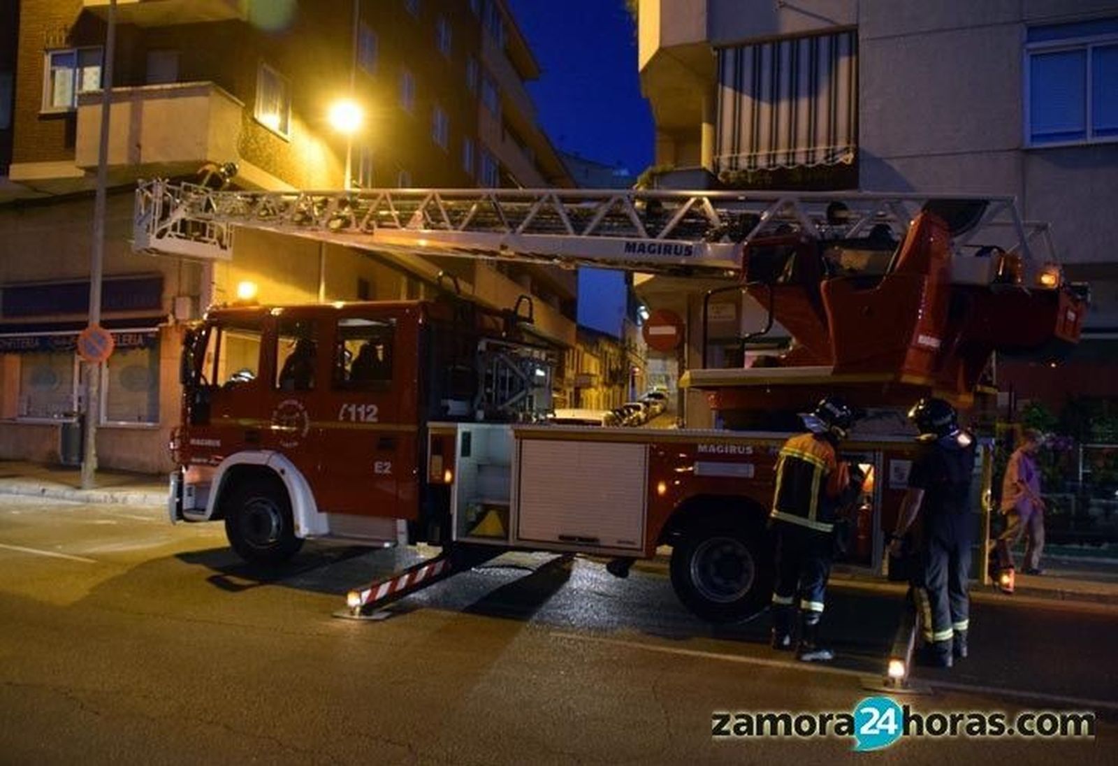 Intervención de los bomberos en unos desprendimientos en la calle Villalpando