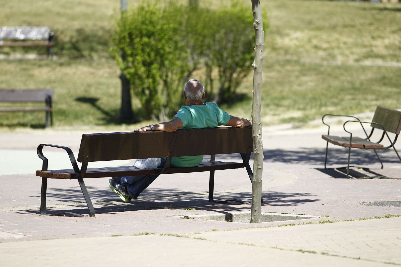 Un varón sentado en un banco