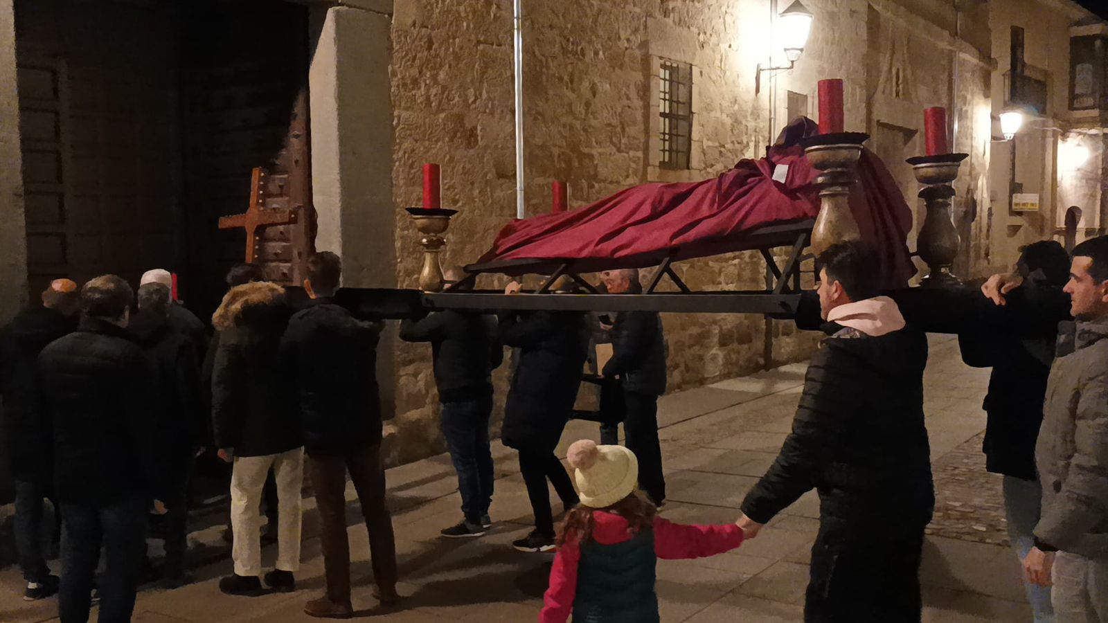 El discreto traslado de Jesús Yacente al Tránsito para su Vía Crucis