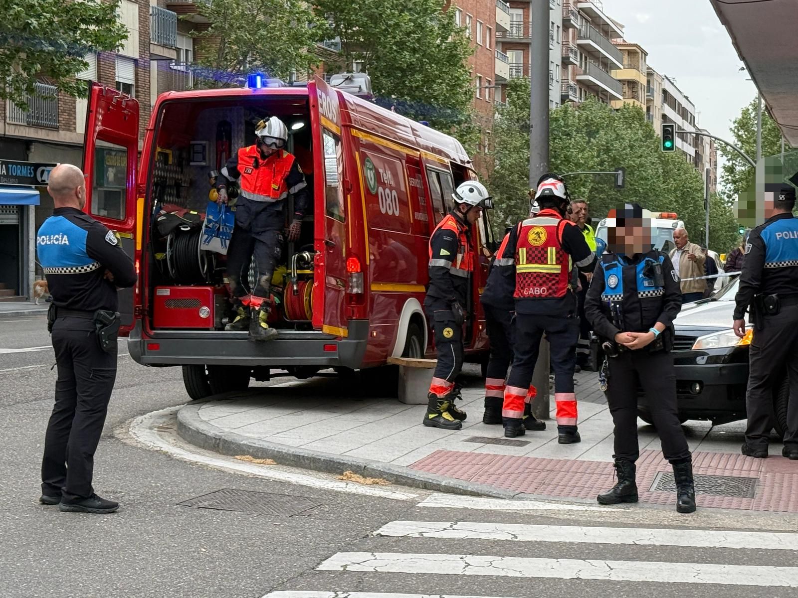 Un turismo choca contra un escaparate en la avenida de Villamayor
